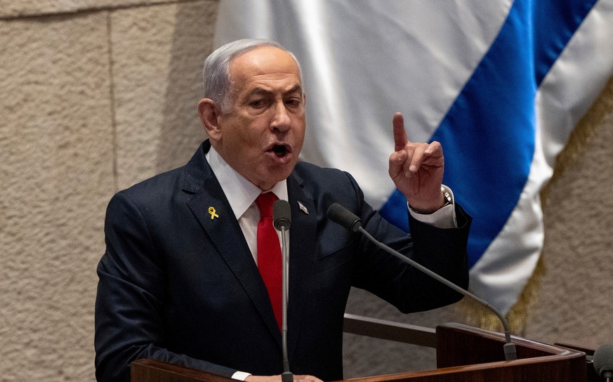 ARCHIV - 18.11.2024, Israel, Jerusalem: Israels Ministerpräsident Benjamin Netanjahu spricht vor Gesetzgebern in der Knesset, dem israelischen Parlament. (zu dpa: «Weltstrafgericht erlässt Haftbefehl  ...