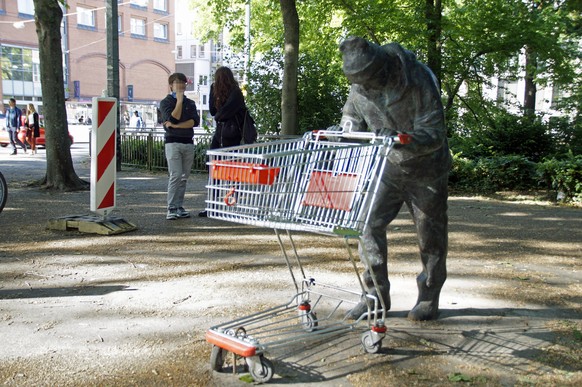 In den Bremer Wallanlagen am Rande der Innenstadt ist �ber Nacht eine Bronzestatue mit Einkaufswagen aufgetaucht. Wer sie geschaffen hat und was sie bedeuten soll, ist unbekannt. Viele sehen in dem Br ...