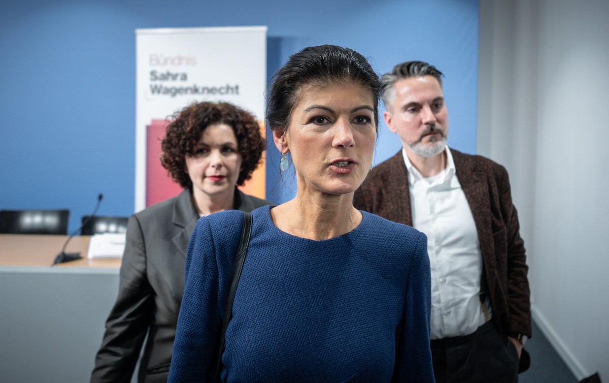 10.11.2025, Berlin: Sahra Wagenknecht, (BSW Bündnis Sahra Wagenknecht, M), BSW Bundesvorsitzende, geht zwischen Fabio De Masi, und Amira Mohamad Ali, BSW Bundesvorsitzende, nach einer Pressekonferenz  ...
