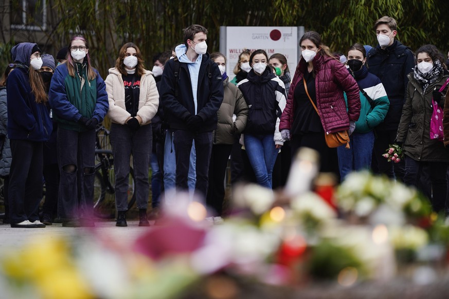 Menschen legen vor einem Gebäude der Universität Blumen und Kerzen an den Wegesrand. Gestern war ein 18 Jahre alter Student mit einer Schrotflinte bei laufender Vorlesung in den Hörsaal des Gebäudes g ...