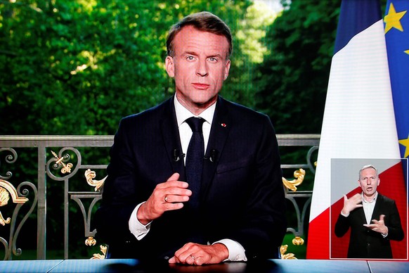 09.06.2024, Frankreich, Paris: Diese Bildschirmaufnahme zeigt Frankreichs Pr�sident Emmanuel Macron w�hrend einer im Fernsehen �bertragenen Ansprache an die Nation, in der er ank�ndigt, die Nationalve ...