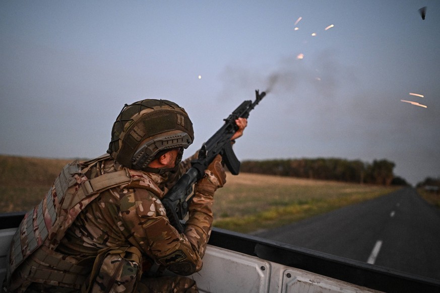 Russia Ukraine Kursk Attack Akhmat Special Forces 8760225 07.09.2024 A Russian serviceman of the Aida sniper group of Akhmat special forces shoots his assault rifle during a mission, in Kursk region,  ...