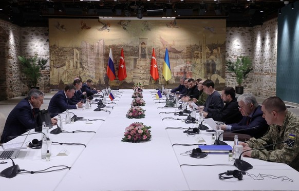 Turkey Russia Ukraine Talks 8152769 29.03.2022 Participants sit at the table during the Russian-Ukrainian talks at the Dolmabahce Palace, in Istanbul, Turkey. Sergey Karpuhin / POOL Istanbul Turkey PU ...