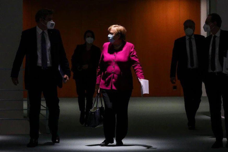 Bundeskanzlerin Angela Merkel ist nur noch geschäftsführend im Amt, der designierte Bundeskanzler Olaf Scholz noch nicht vereidigt. Die Corona-Pandemie zwingt sie dennoch zum Handeln: zum Beispiel mit ...