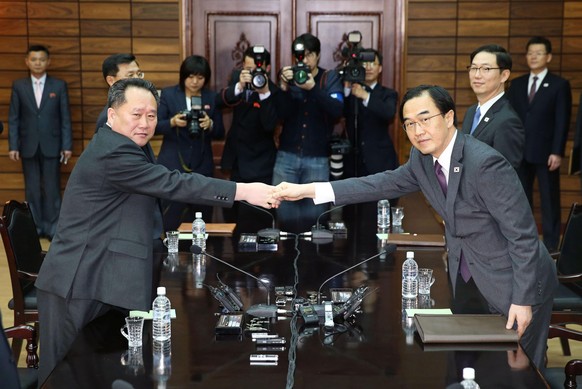 Nordkorea Panmunjom: Cho Myoung-gyon (r), Wiedervereinigungsminister von Südkorea, und Ri Son-gwon, Vorsitzender des nordkoreanischen Komitees für die friedliche Vereinigung des Landes, reichen sich z ...
