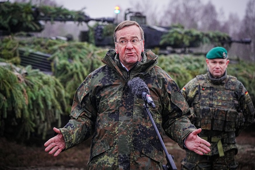 26.01.2023, Sachsen-Anhalt, Möckern: Boris Pistorius (SPD), Bundesminister der Verteidigung, spricht vor Puma-Schützenpanzern bei seinem Antrittsbesuch bei der Bundeswehr auf dem Truppenübungsplatz Al ...