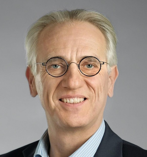 Christoph Weller ist an der Universität Augsburg Professor für Politikwissenschaft, Friedens- und Konfliktforschung