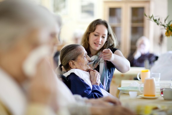 Alte Frau beim Essen in dem Altenpflegeheim Wipperfuerth . Wermelskirchen , Deutschland . 14.06.2011 . MODEL RELEASE vorhanden . Old woman eating in the nursing home of Wipperfuerth . Wermelskirchen , ...