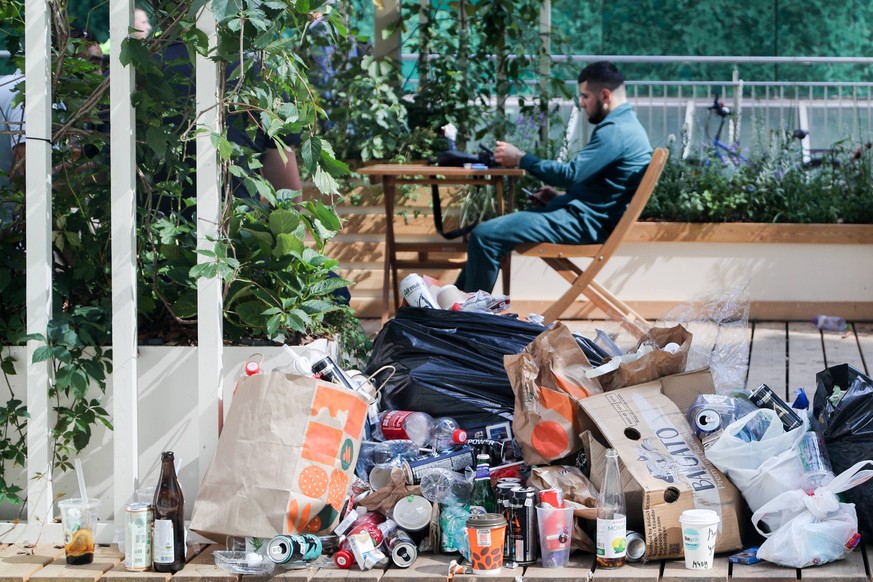 19.08.2024. Russia. Moscow. A man is sitting at a table in a cafe. Alexey Belkin/NEWS.ru BelkinxAlexey