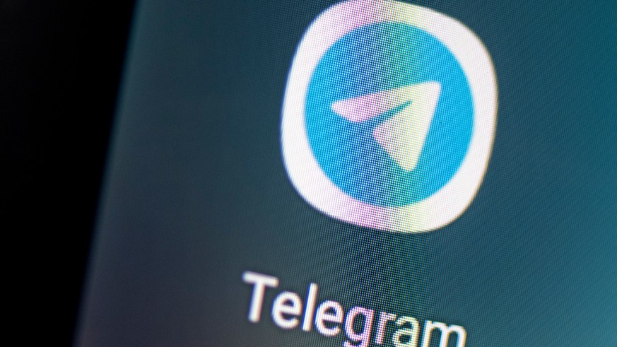 ARCHIV - 28.04.2021, Berlin: Auf dem Bildschirm eines Smartphones sieht man das Logo der Messenger App Telegram. (zu dpa: