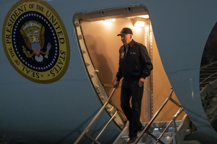 05.12.2024, USA, Andrews Airbase: Präsident Joe Biden verlässt die Air Force One, als er auf der Joint Base Andrews von seiner Afrikareise zurückkehrt. Foto: Ben Curtis/AP +++ dpa-Bildfunk +++