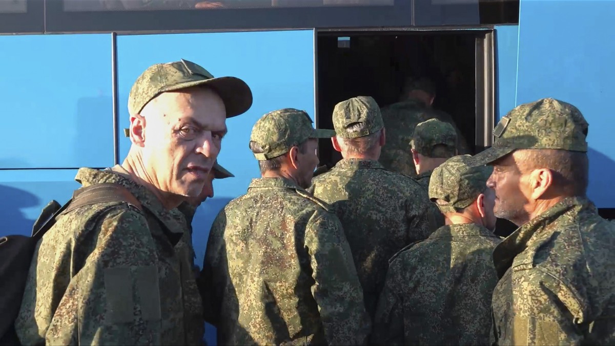 HANDOUT - 24.05.2025, Russland, Moskau: Dieses vom Pressedienst des russischen Verteidigungsministeriums zur Verfügung gestellten Foto zeigt russische Soldaten nach ihrer Rückkehr aus der Gefangenscha ...