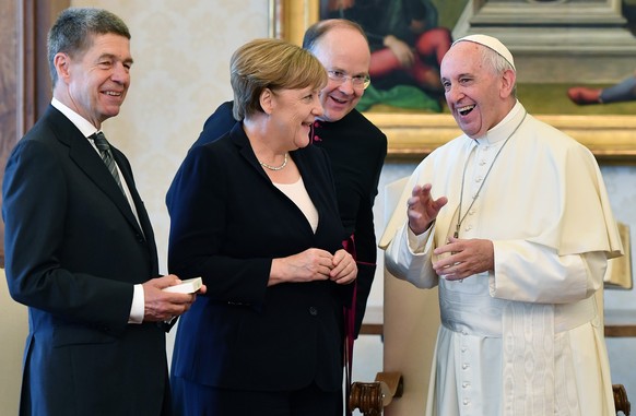 ARCHIV - 17.06.2017, Vatikan, Vatikanstadt: 17.06.2017, Vatikan: Bundeskanzlerin Angela Merkel (CDU) und ihr Ehemann Joachim Sauer (l) stehen am im Vatikan bei einer Privataudienz mit Papst Franziskus ...