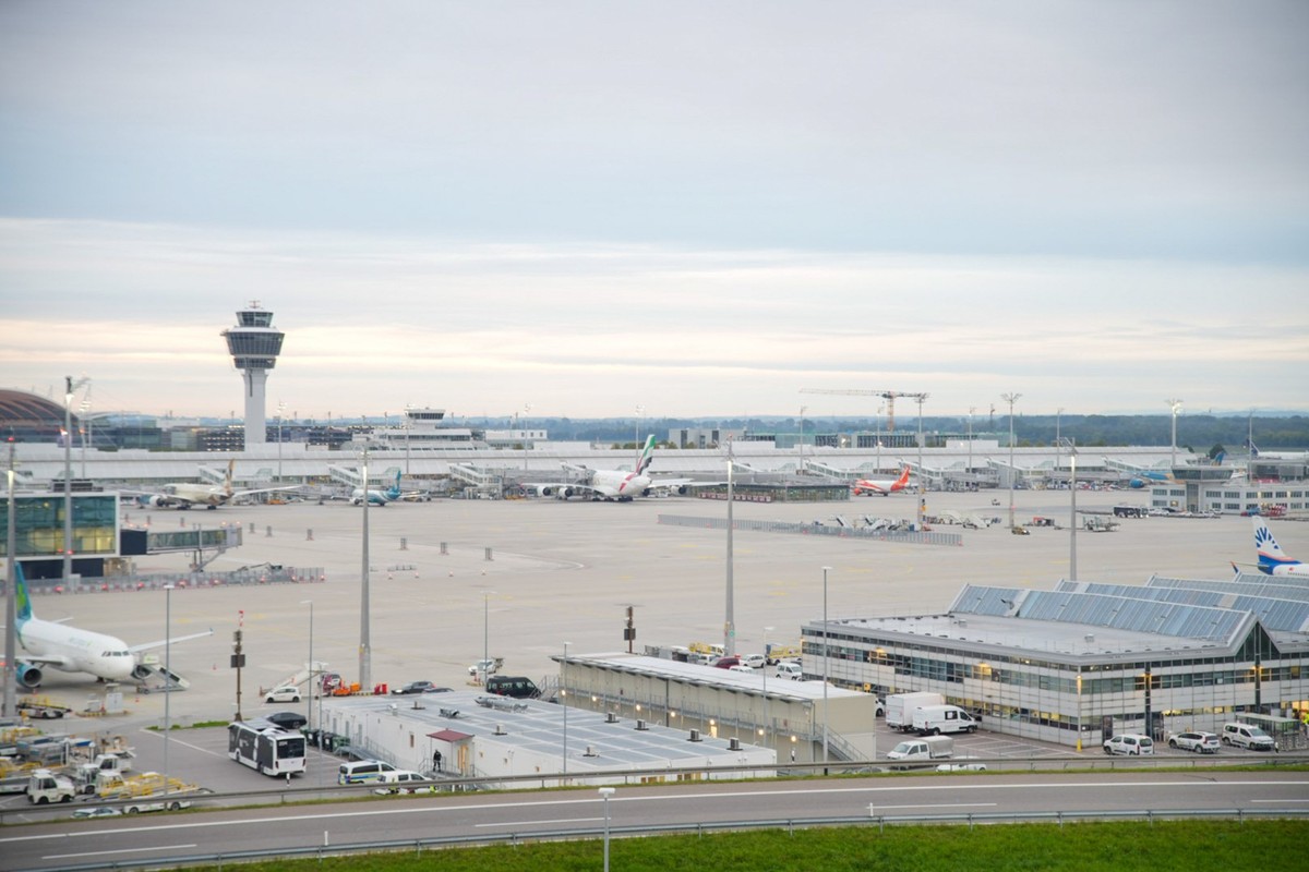 04.10.2025, Bayern, München: Blick auf den Flughafen. Nach den Drohnensichtungen hat der Münchner Flughafen den Betrieb am Morgen wieder aufgenommen. Der Flughafen München hat am Abend wegen möglicher ...