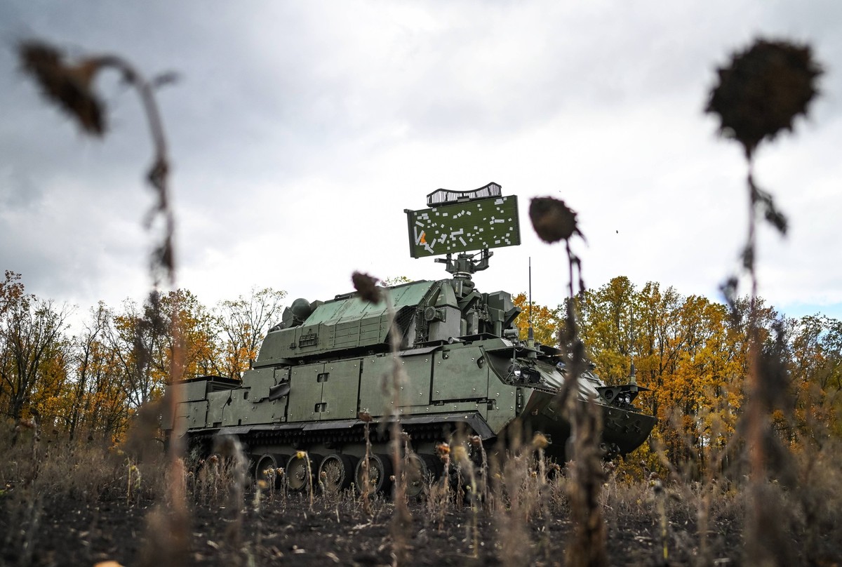 Russia Ukraine Military Operation Air Defence 9036878 25.10.2025 A Tor-M2 missile system of the Tsentr Centre Group of Forces is seen at a combat position in the Krasnoarmeysk Pokrovsk sector of the f ...