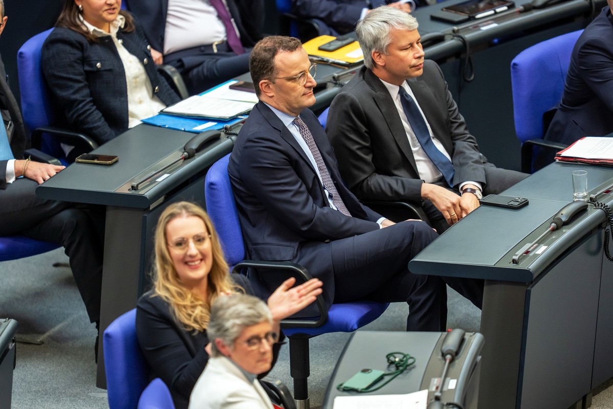 11.07.2025, Berlin: Jens Spahn (CDU, M), CDU/CSU-Fraktionsvorsitzender im Bundestag, sitzt neben Steffen Bilger (CDU, r), Erster parlamentarischer Geschäftsführer, in der Unionsfraktion im Bundestag n ...