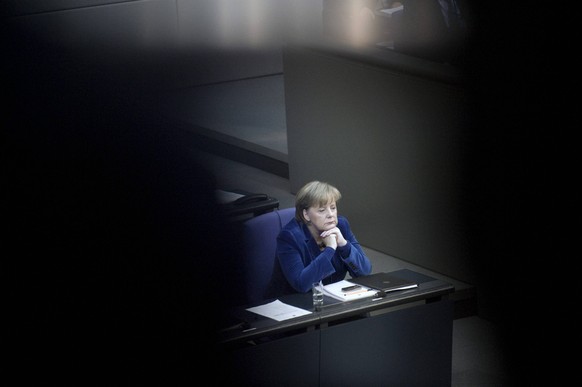 Angela Merkel, Bundestag, Debatte Euro-Rettungsschirm DEU, Deutschland, Germany, Berlin, 26.10.2011 Bundeskanzlerin Angela Merkel, CDU, nach ihrer Rede anlaesslich der Debatte zum Euro-Rettungsfond EF ...