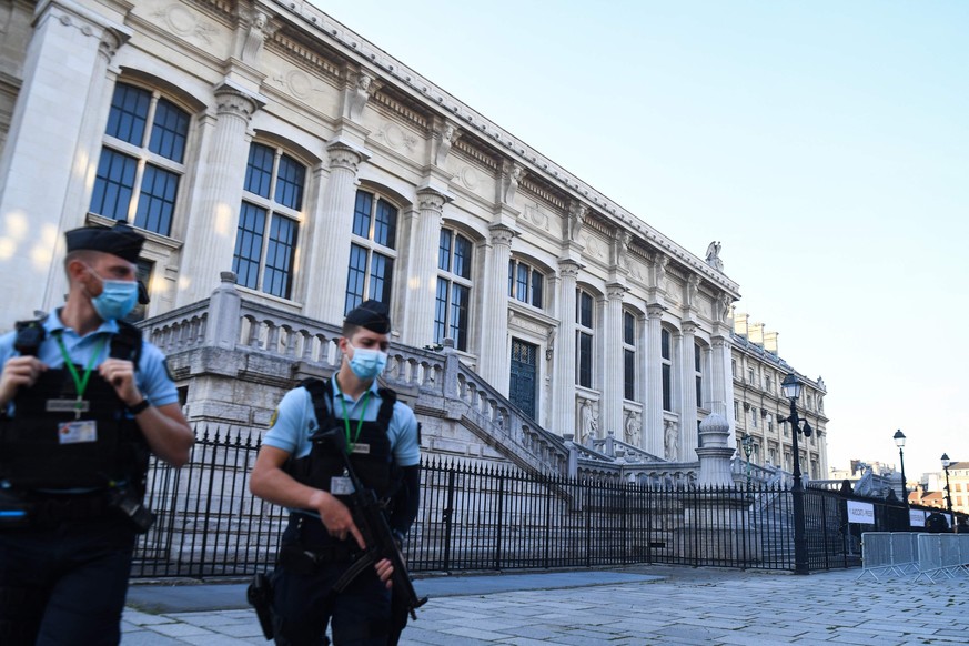 Französische Gendarmen patrouillieren vor dem Justizpalast, dem Pariser Gerichtsgebäude, vor dem Beginn des Prozesses.