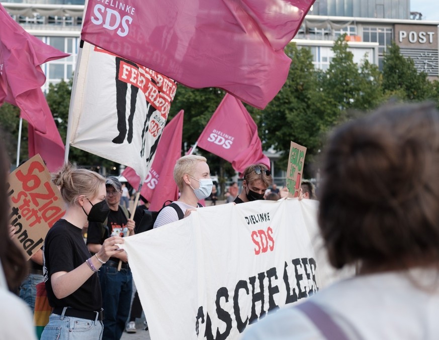 In Leipzig versammeln sich junge Menschen bei der Montagsdemonstration, um gegen die Energiekrise zu protestieren.