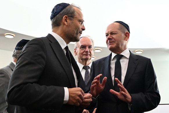 22.10.2023, Sachsen-Anhalt, Dessau-Ro�lau: Einweihung der neu erbauten Synagoge in Dessau-Ro�lau, Bundeskanzler Olaf Scholz (r, SPD) spricht mit Felix Klein, Beauftragter der Bundesregierung f�r j�dis ...