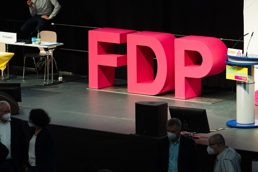 ARCHIV - 06.11.2021, Bayern, Bayreuth: Auf der Bühne der Oberfrankenhalle ist das Logo der Partei FDP aufgebaut. Die FDP steckt von Freitag an auf einem Bundesparteitag in Berlin ihren weiteren Kurs i ...