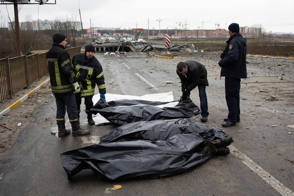 Leichen werden nahe Irpin in der Ukraine geborgen.