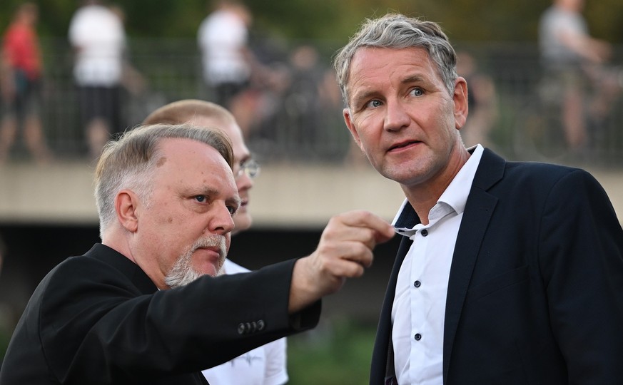 07.09.2023, Brandenburg, Oranienburg: Roman Kuffert (l, AfD) unterhält sich mit dem Thüringer AfD-Fraktionschefs Björn Höcke (r) vor dem Oranienburger Schloss. Foto: Britta Pedersen/dpa +++ dpa-Bildfu ...