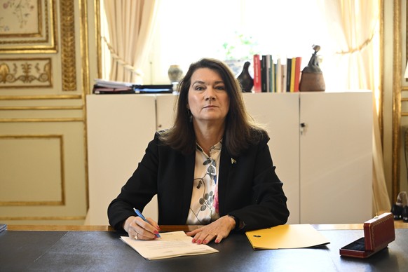 News Themen der Woche KW20 News Bilder des Tages STOCKHOLM 20220517 Sweden s Minister of Foregn Affairs Ann Linde signs Sweden s application for NATO membership at the Ministry of Foreign AffairsTuesd ...