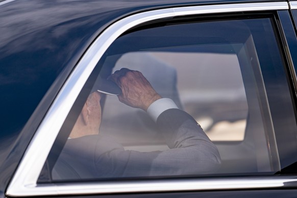 ARCHIV - 01.06.2023, USA, Colorado Springs: US-Präsident Joe Biden sitzt am 31. Mai 2023 in Colorado Springs, Colorado, in einer Präsidentenlimousine, die als &quot;The Beast&quot; bekannt ist. US-Viz ...