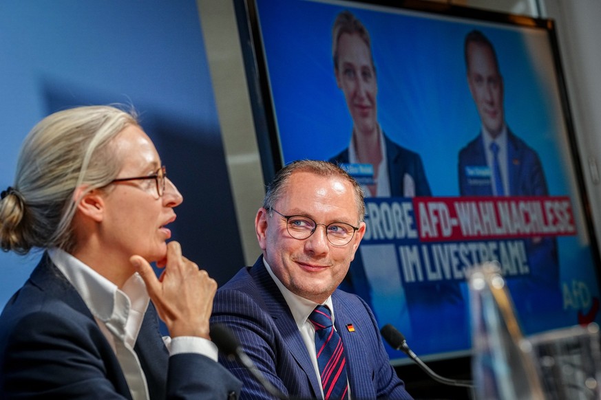 10.06.2024, Berlin: Alice Weidel, Parteivorsitzende und Fraktionsvorsitzende der AfD, und Tino Chrupalla, AfD-Bundesvorsitzender und Fraktionsvorsitzender der AfD, geben eine Pressekonferenz nach der  ...