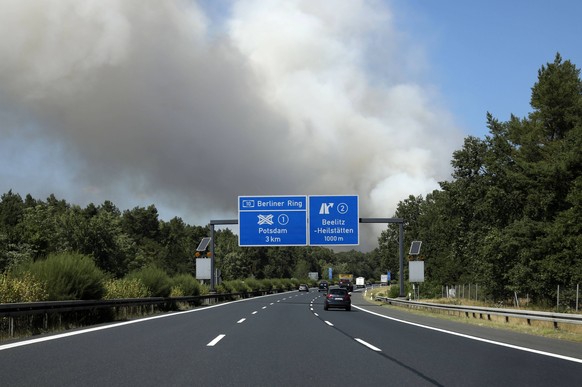 Waldbrand zwischen Dreieck Potsdam und Fichtenwalde. Potsdam, 26.07.2018 *** Forest fire between Dreieck Potsdam and Fichtenwalde Potsdam 26 07 2018 Foto:xS.xGabschx/xFuturexImage