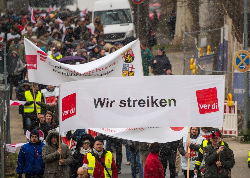 22.03.2018, Rheinland-Pfalz, Mainz: Teilnehmer einer Verdi-Demonstration gehen mit Plakaten, Bannern und Fahnen durch die Innenstadt. Die Gewerkschaft Verdi hat zum Warnstreik aufgerufen. Foto: Andrea ...