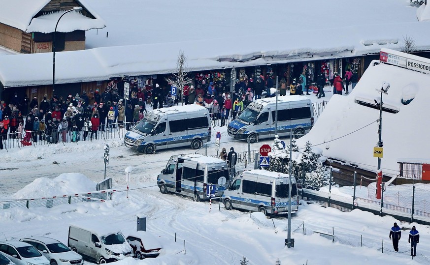 17.01.2021 - Zakopane Puchar Swiata w skokach narciarskich Zakopane , sezon 2020/2021 nz. kibice i policja Fot. Grzegorz Misiak / EDYTOR.net / NEWSPIX.PL --- Newspix.pl FIS Ski jumping, Skispringen, S ...