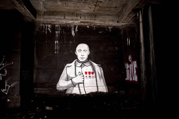 Eine Parodie des russischen Präsidenten Wladimir Putin auf einer Hauswand in der Tschechischen Hauptstadt Prag.