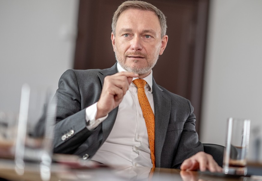 ARCHIV - 20.03.2024, Berlin: Christian Lindner (FDP), Bundesminister der Finanzen, aufgenommen bei einem Interview im Bundesfinanzministerium. (zu dpa: «Lindner sieht Modelle für Neuauflage einer Wehr ...