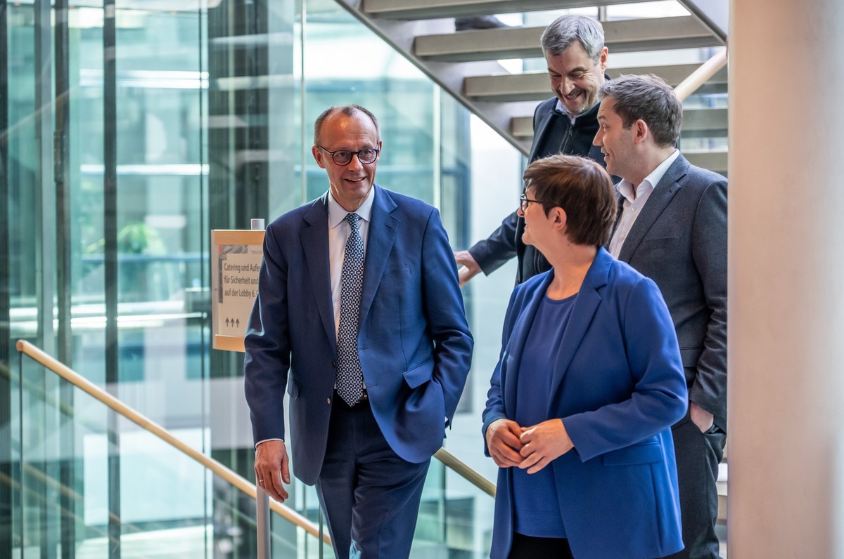 ARCHIV - 28.03.2025, Berlin: Friedrich Merz (l-r), Unions-Kanzlerkandidat und CDU-Bundesvorsitzender, Saskia Esken (vorne), SPD-Bundesvorsitzende, Markus Söder (CSU), Ministerpräsident von Bayern und  ...