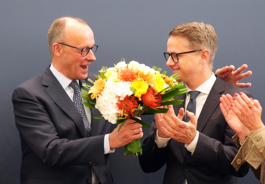 24.02.2025, Berlin: Friedrich Merz (l), CDU-Bundesvorsitzender und CDU/CSU-Fraktionsvorsitzender im Bundestag, erh