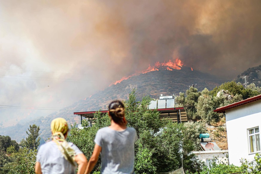August 4, 2021, Mugla, Turkey: People watching the smoke coming out of the wildfire area..Wildfire that started 8 days ago continues in the southern and southwestern cities of Turkey. Mugla s Milas di ...
