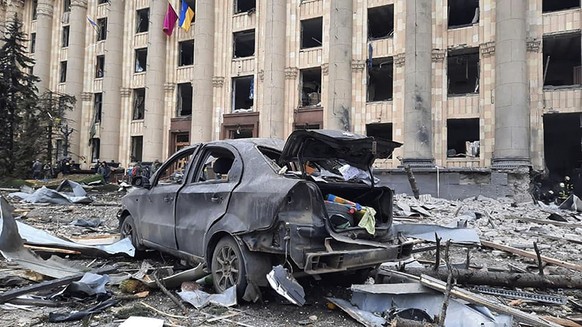 Dienstag, 1. März 2022: Ein zerstörtes Auto vor dem zebombten regionalen Verwaltungsgebäude der Stadt Charkiw, Ukraine.