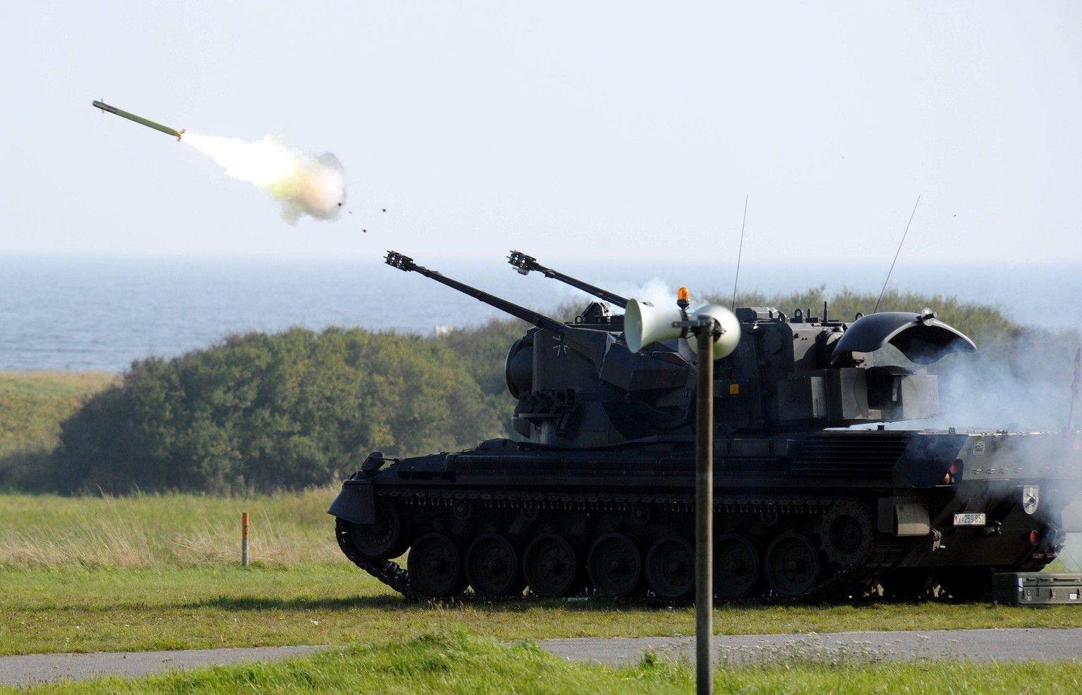 Ein Flugabwehrpanzer vom Typ Gepard feuert am Mittwoch (06.10.2010) auf dem Schießplatz im schleswig-holsteinischen Todendorf eine Stinger Flugabwehrrakete ab. Die Vorführung gehört zu dem Programm ei ...