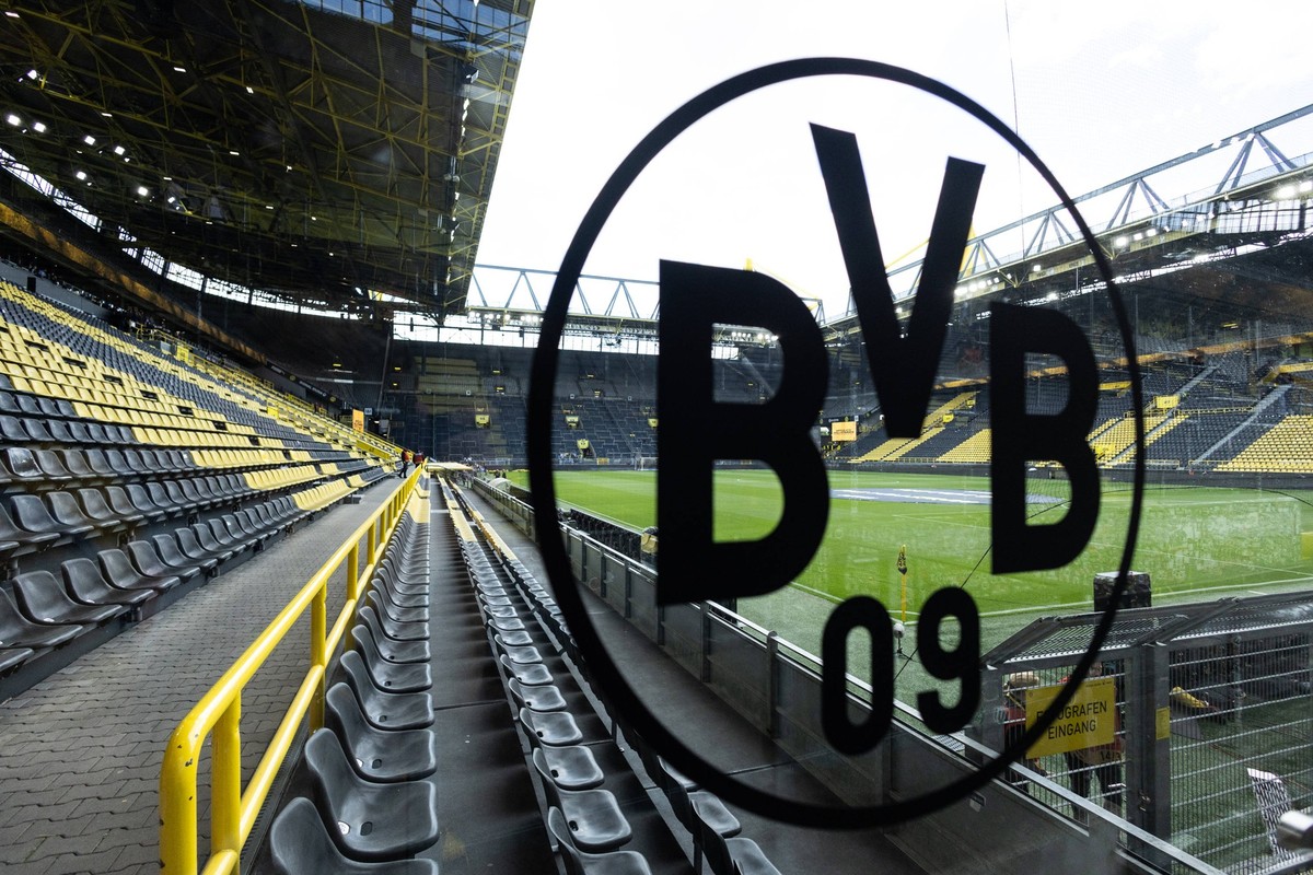 1. Fußball Bundesliga: Borussia Dortmund - Holstein Kiel 17.05.2025 Innenraum, Stadion vor dem Spiel. Logo vom Borussia Dortmund auf dem Glastür neben dem Gästeblock. 1. Fußball Bundesliga: Borussia D ...