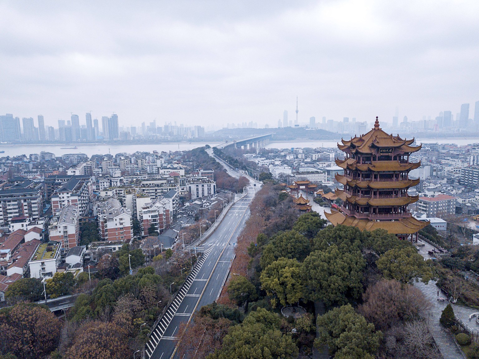 In der chinesischen 11-Millionen-Stadt Wuhan brach das Coronavirus aus. Die Straßen sind seitdem fast menschenleer.