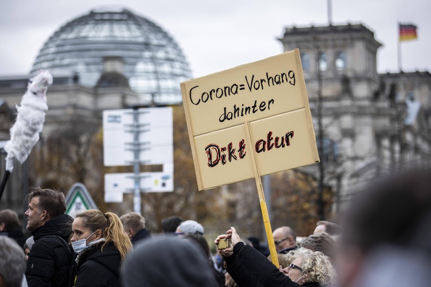 Demonstration gegen das reformierte Infektionsschutzgesetz von Corona-Skeptiker, aufgenommen in Berlin, 18.11.2020. Berlin Deutschland *** Demonstration against the reformed infection protection law b ...