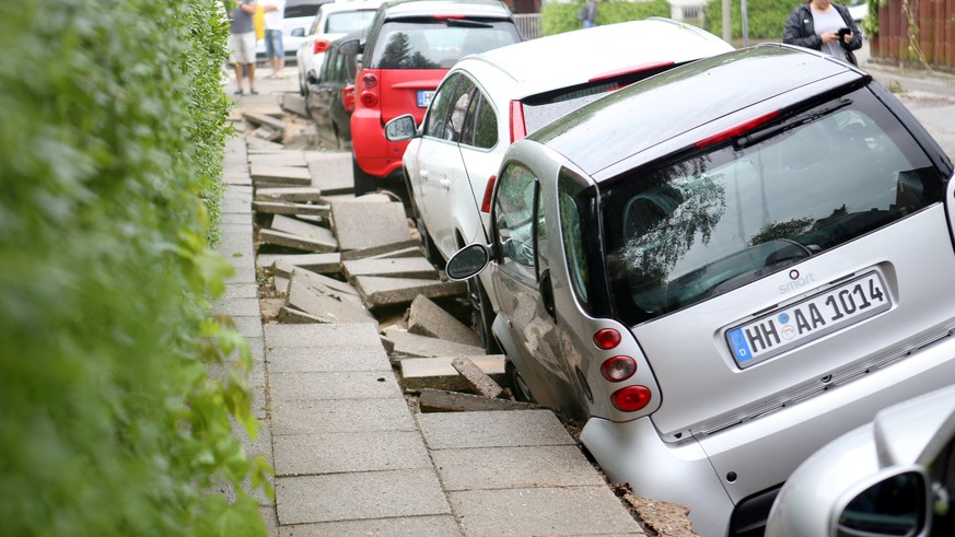 Eine unterspülte Straße in Hamburg