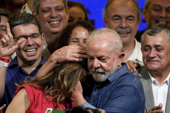 30.10.2022, Brasilien, Sao Paulo: Luiz In�cio Lula da Silva (r), Pr�sidentschaftskandidat und ehemaliger Pr�sident von Brasilien, umarmt seine Frau Rosangela, nachdem er den Amtsinhaber Bolsonaro in d ...