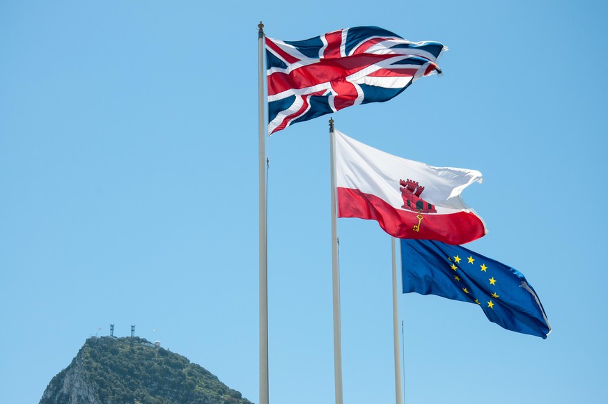 Die britische, die gibraltarische und die eurpäische Flagge an Gibraltars Grenze zu Spanien.
