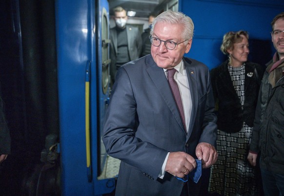 25.10.2022, Ukraine, Kiew: Bundespräsident Frank-Walter Steinmeier kommt mit dem Zug von Przemysl in Kiew an. Steinmeier hält sich zu einem eintägigen Besuch in der Ukraine auf und will sich vor Ort e ...