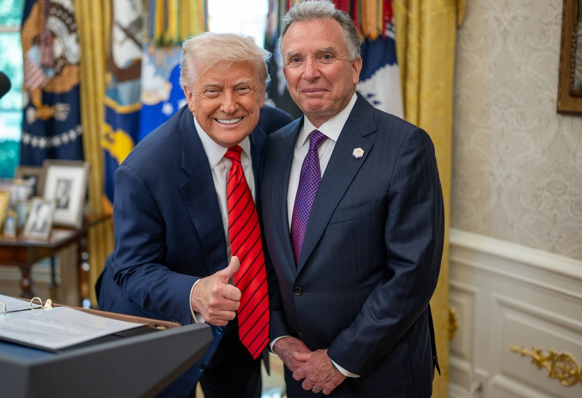 May 6, 2025, Washington, District of Columbia, USA: President DONALD TRUMP participates in the swearing-in ceremony for Senior Adviser and Special Envoy, STEVE WITKOFF in the Oval Office. Washington U ...