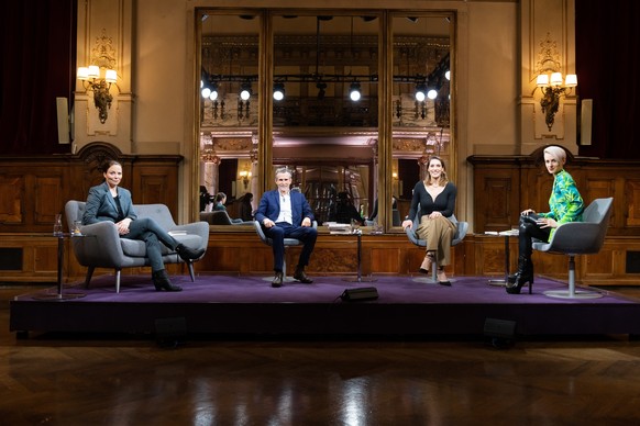 HANDOUT - 03.12.2020, -: Kritikerin Thea Dorn (l-r), Schauspieler Ulrich Matthes, Tennisspielerin und Autorin Andrea Petkovic und die �sterreichische Kabarettistin Lisa Eckhart sitzen im Studio zur Se ...