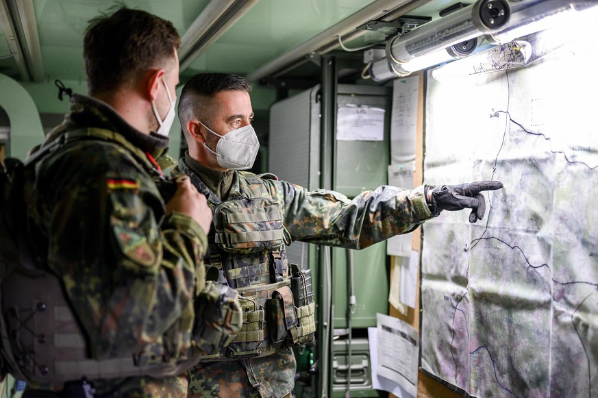 Zwei Soldaten sichten eine Karte im Rahmen einer Übung eines simulierten Gefechts am Computer für die Nato-Einsatzgruppe im Gefechtssimulationszentrum des Heeres in Wildflecken (Landkreis Bad Kissinge ...